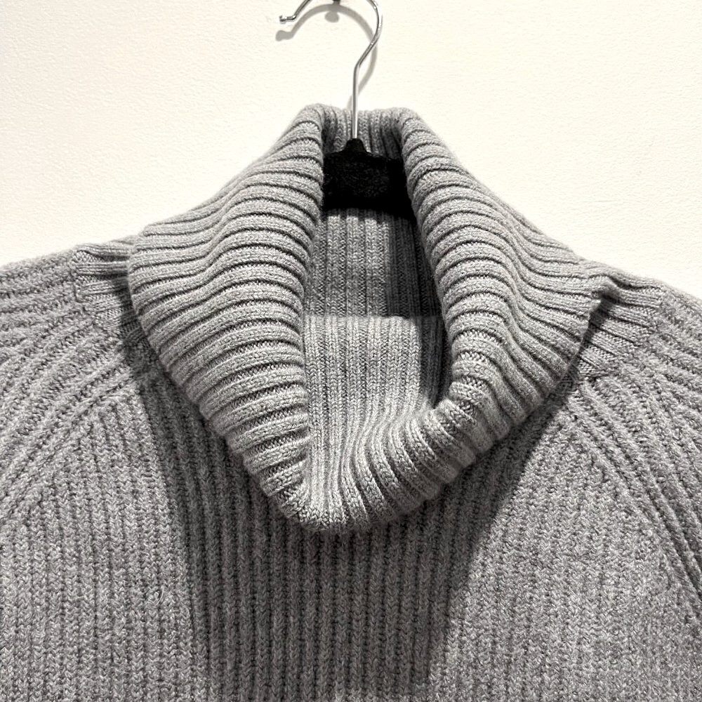 Aritzia Wilfred Free 100% Italian Wool Ribbed Hi Lo Cropped Turtleneck Sweater - Picture 3 of 9
